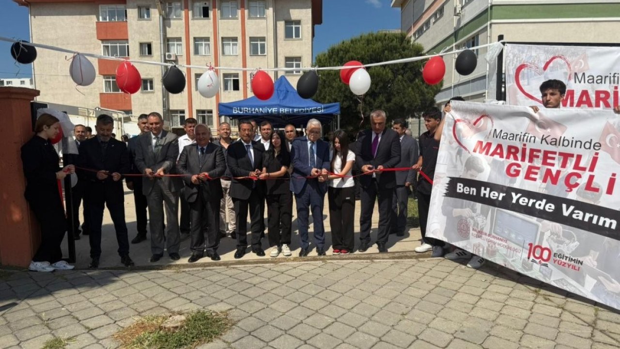 Burhaniye’de Teknoloji Tasarım ve Görsel Sanatlar Sergisi açıldı