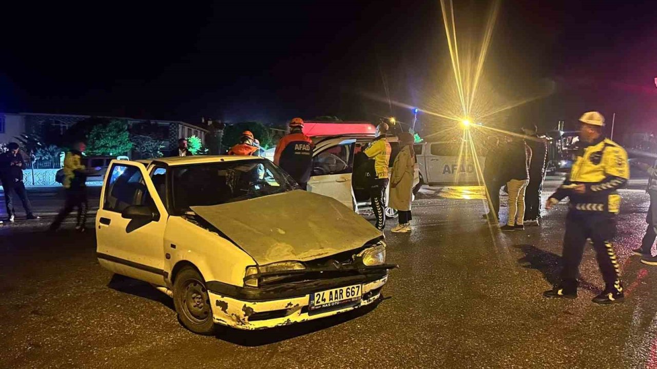Erzincan’da 2 aracın çarpıştığı kazada 5 kişi yaralandı