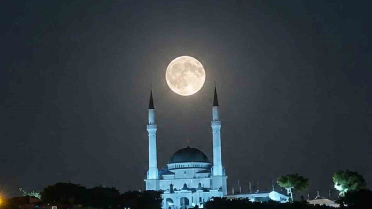 Edremit’te dolunay ve Ulu Cami buluşması görsel şölen sundu