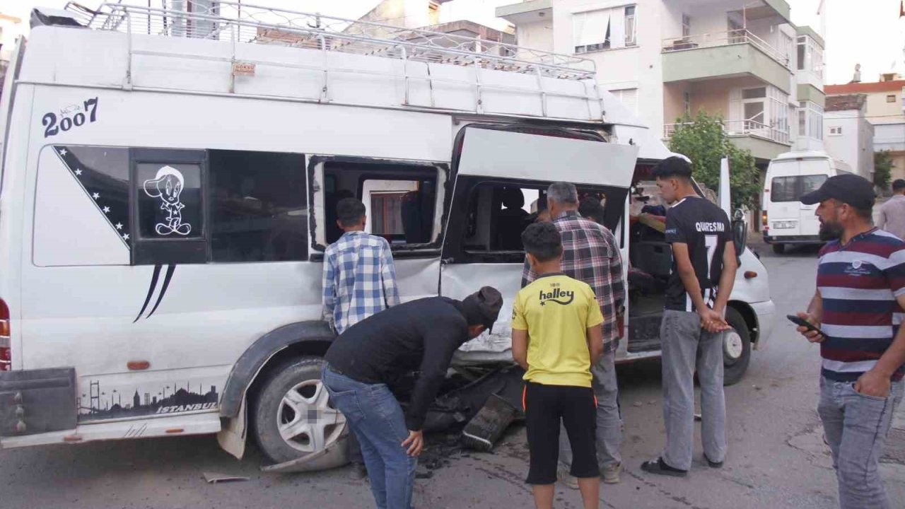 Tarım işçilerini taşıyan iki minibüs çarpıştı: 5 yaralı