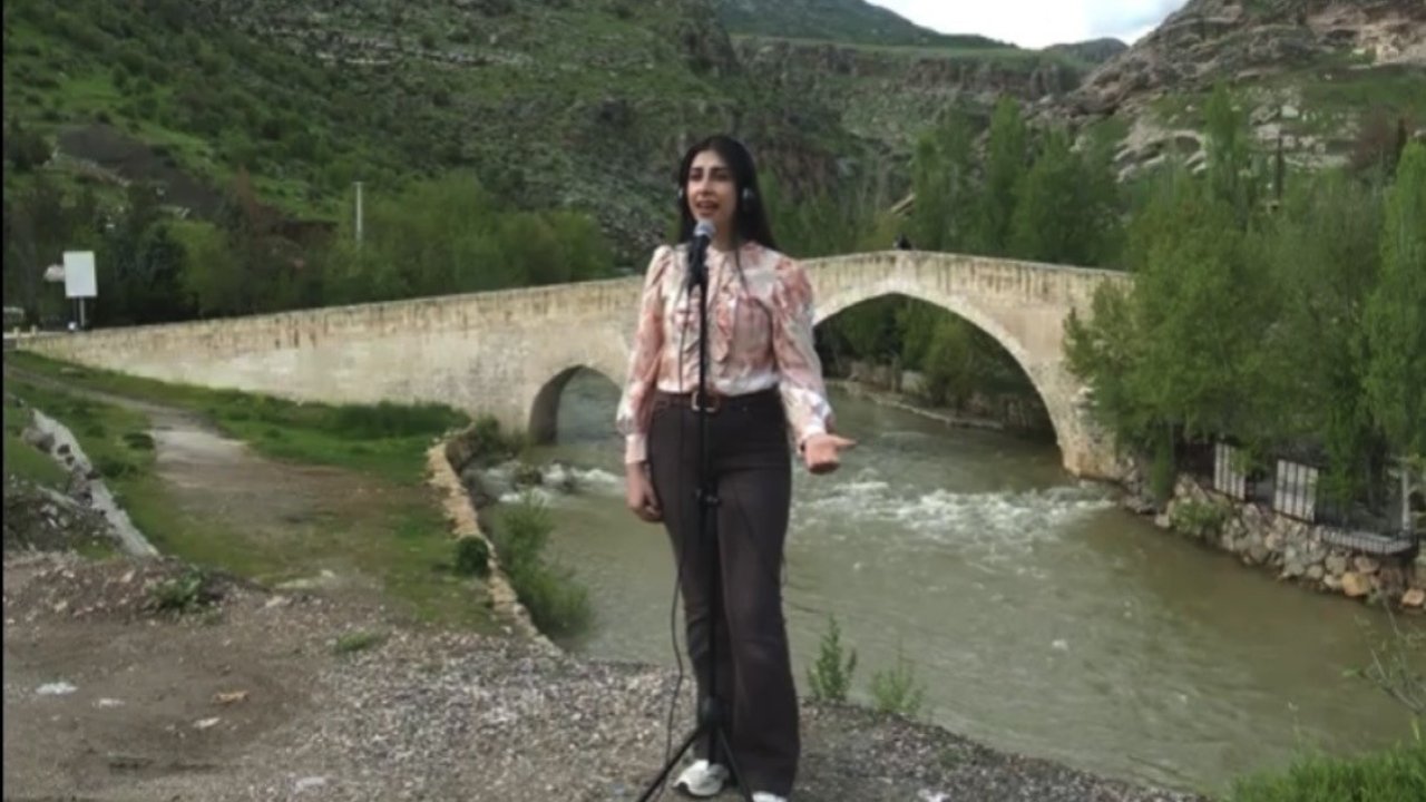 Öğretmen ve öğrenciler Çermik için çalıp söyledi