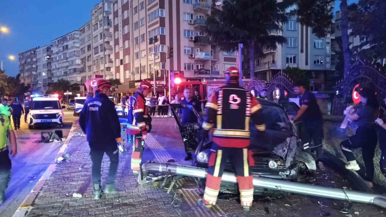 Balıkesir’de istinat duvarına çarpan otomobilin sürücüsü öldü