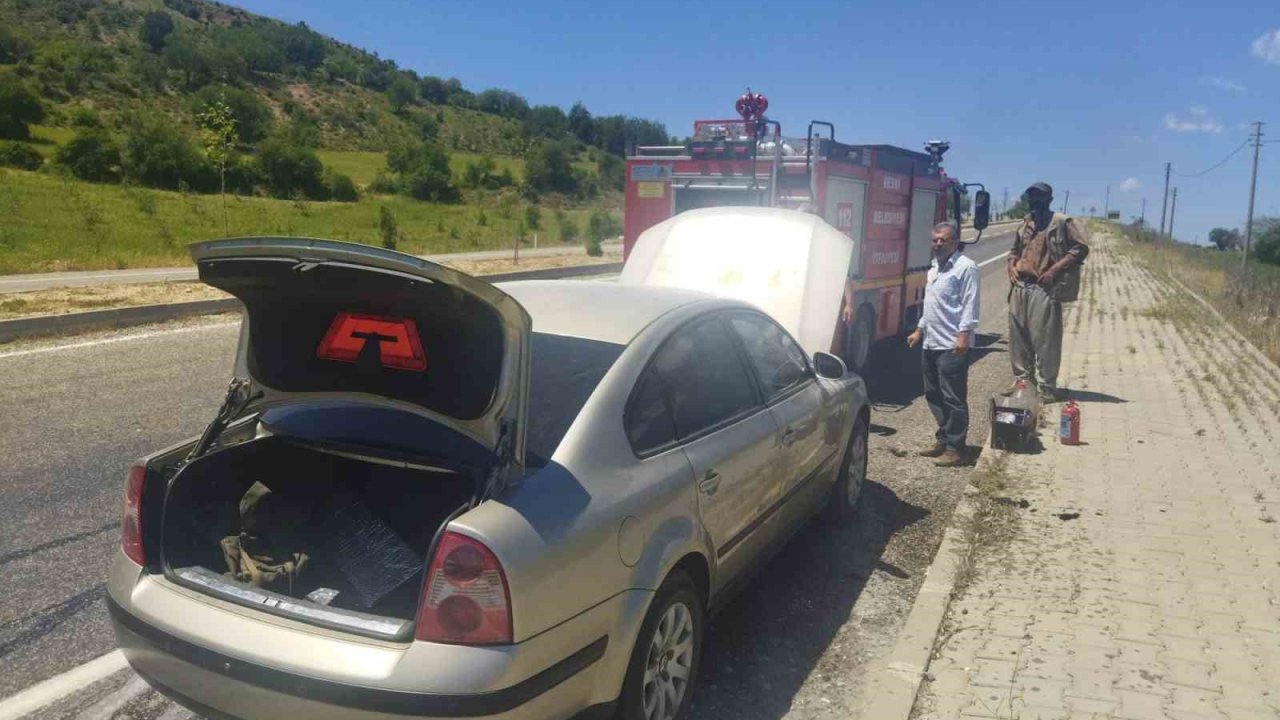 Seyir halindeki otomobil alev aldı