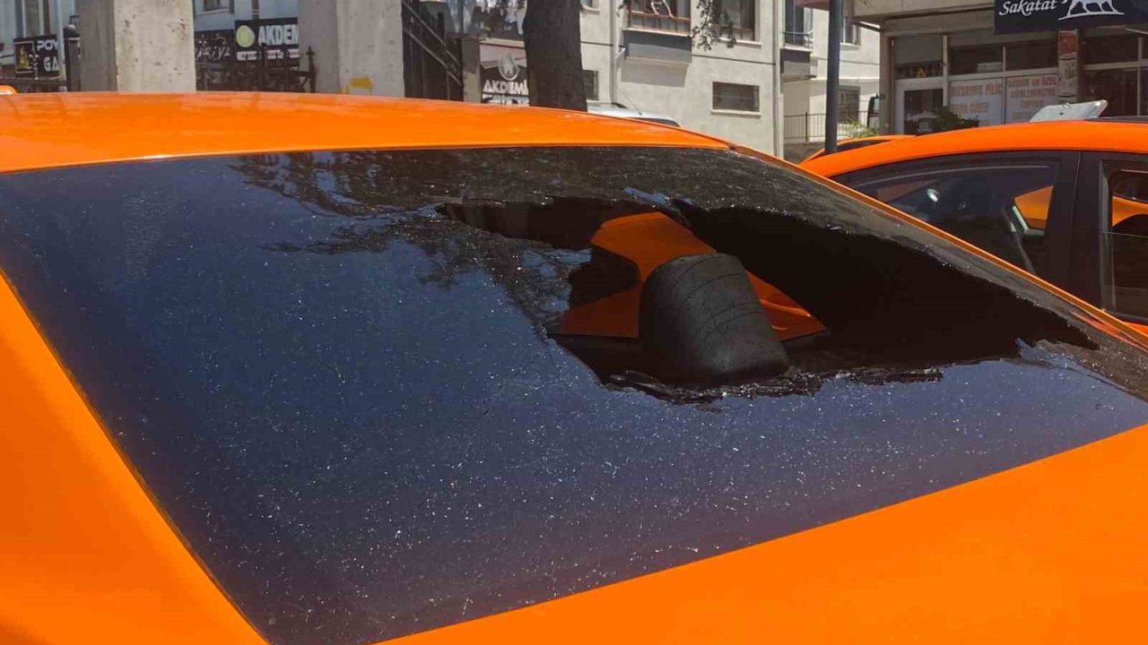 Taksi durağına satırlı ve sopalı saldırı: 3 yaralı