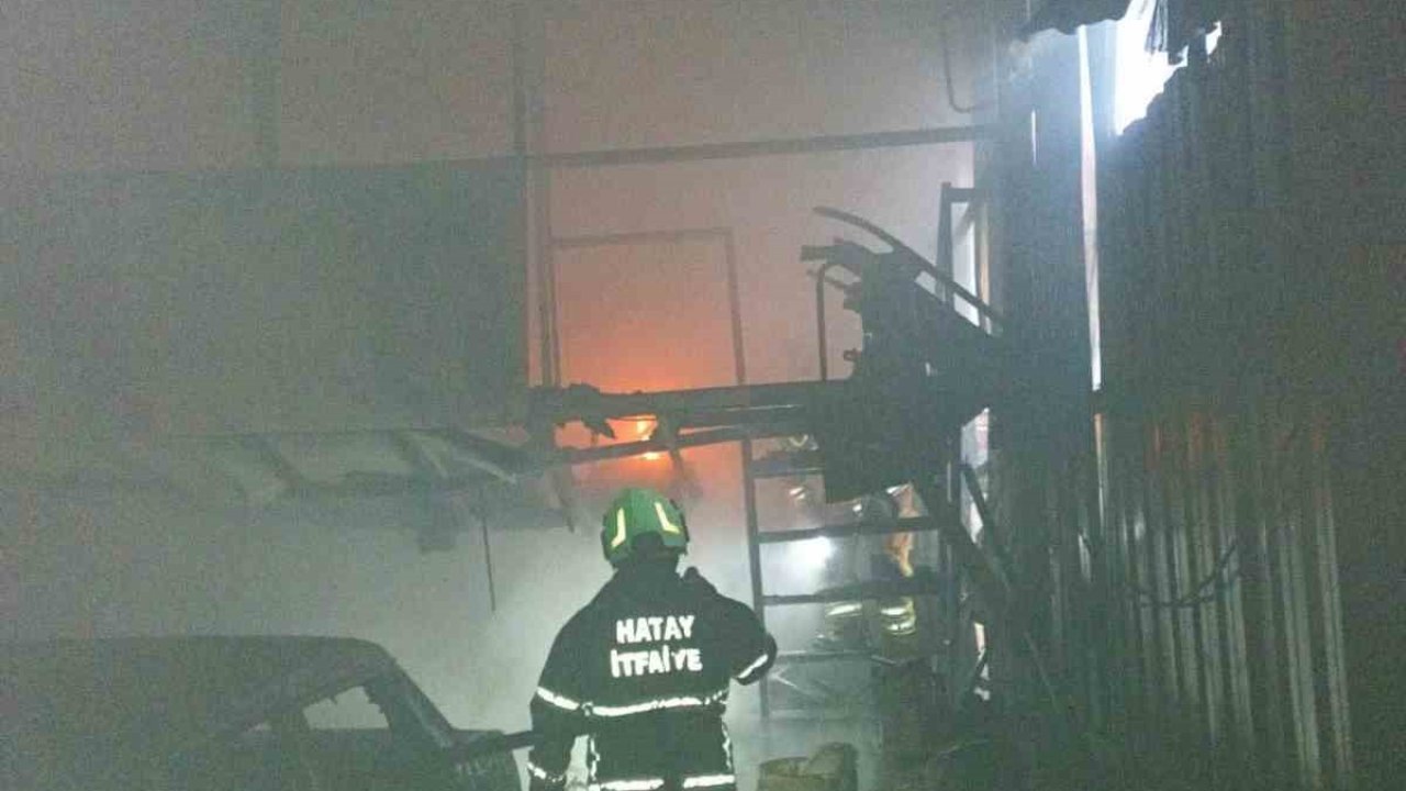 Antakya’da iş yeri alevlere teslim oldu