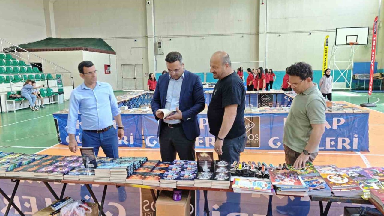 Sarıgöl’de binlerce kitap öğrencilerle buluştu