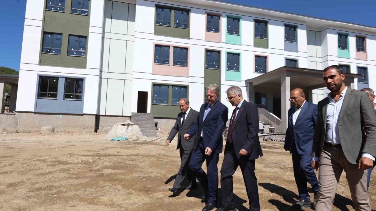 Vali Çelik, okul inşaatını inceledi