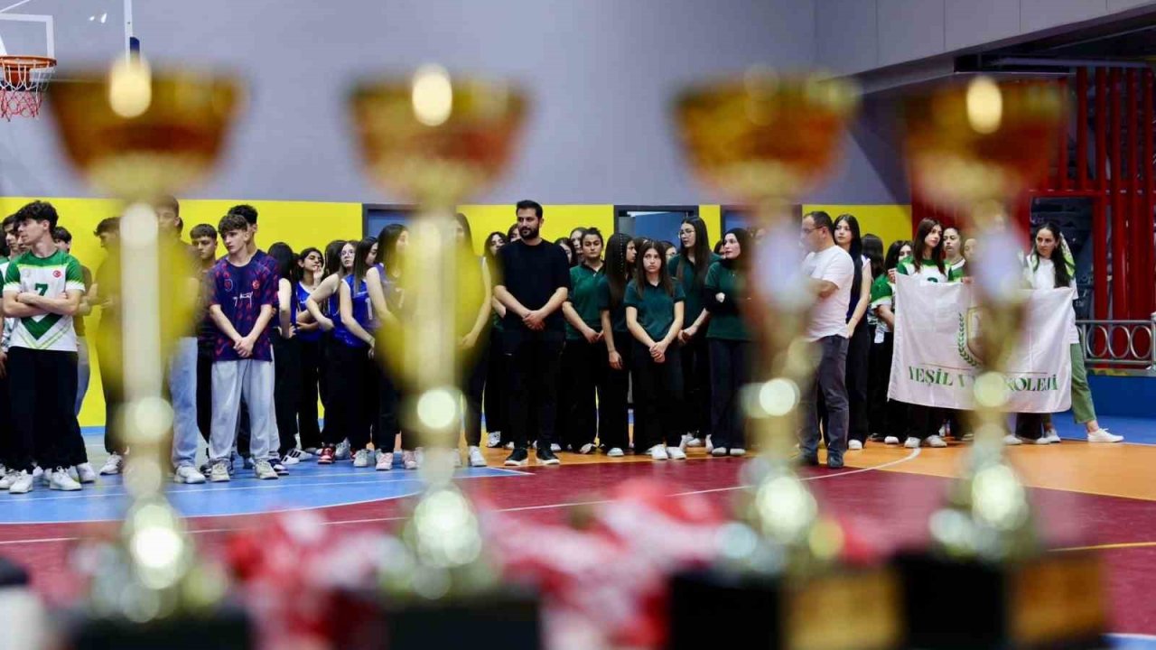 Körfez’de liseler arası voleybol turnuvasının şampiyonları kupalarını aldı
