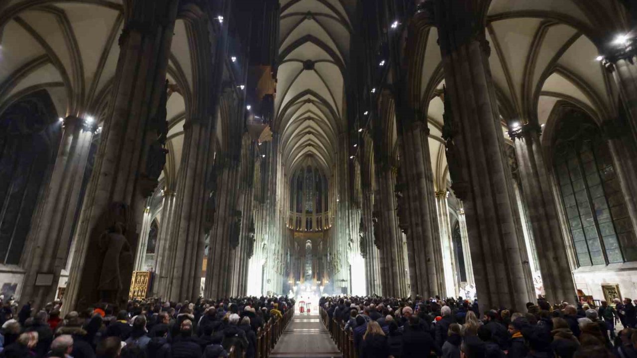 Köln Katedrali, 1 Temmuz’dan itibaren turistlerden 12 Euro giriş ücreti alacak