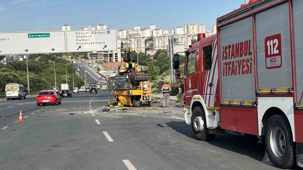 Küçükçekmece’de iş makinesini taşıyan çekici devrildi, sürücü hayatını kaybetti