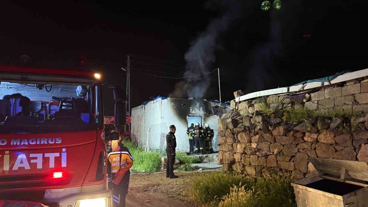Kayseri’de metruk evde yangın