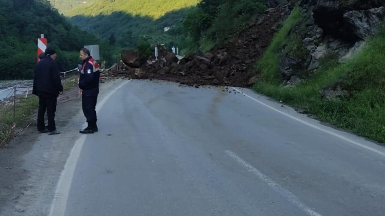 Trabzon-Bayburt karayolu heyelan nedeniyle ulaşıma kapandı