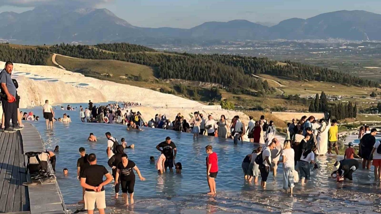 Pamukkale bayramda 113 bin ziyaretçiyi ağırladı