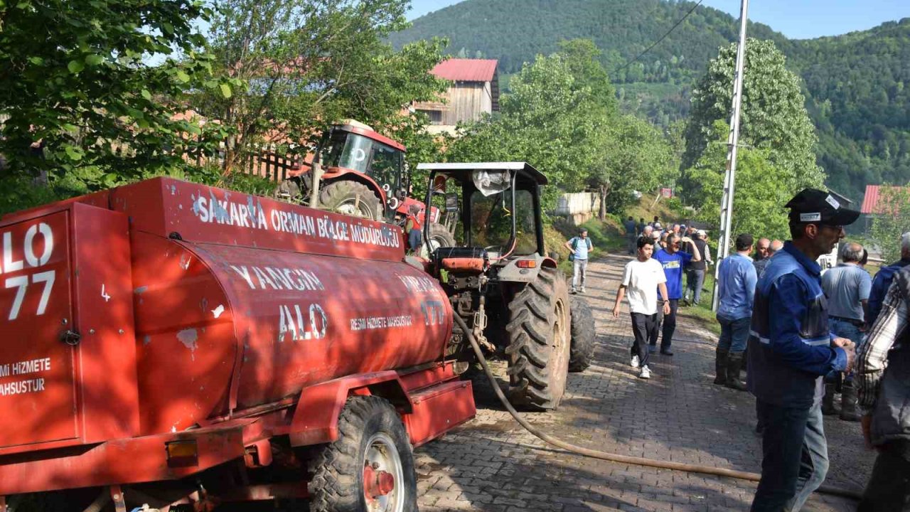 İki katlı evde çıkan yangına vatandaşın su tankeri ile müdahalesi