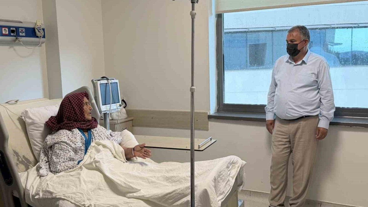 Başkan Pütün, Yaşayan İnsan Hazinesi Halime Özke’ye hastanede ziyaret etti