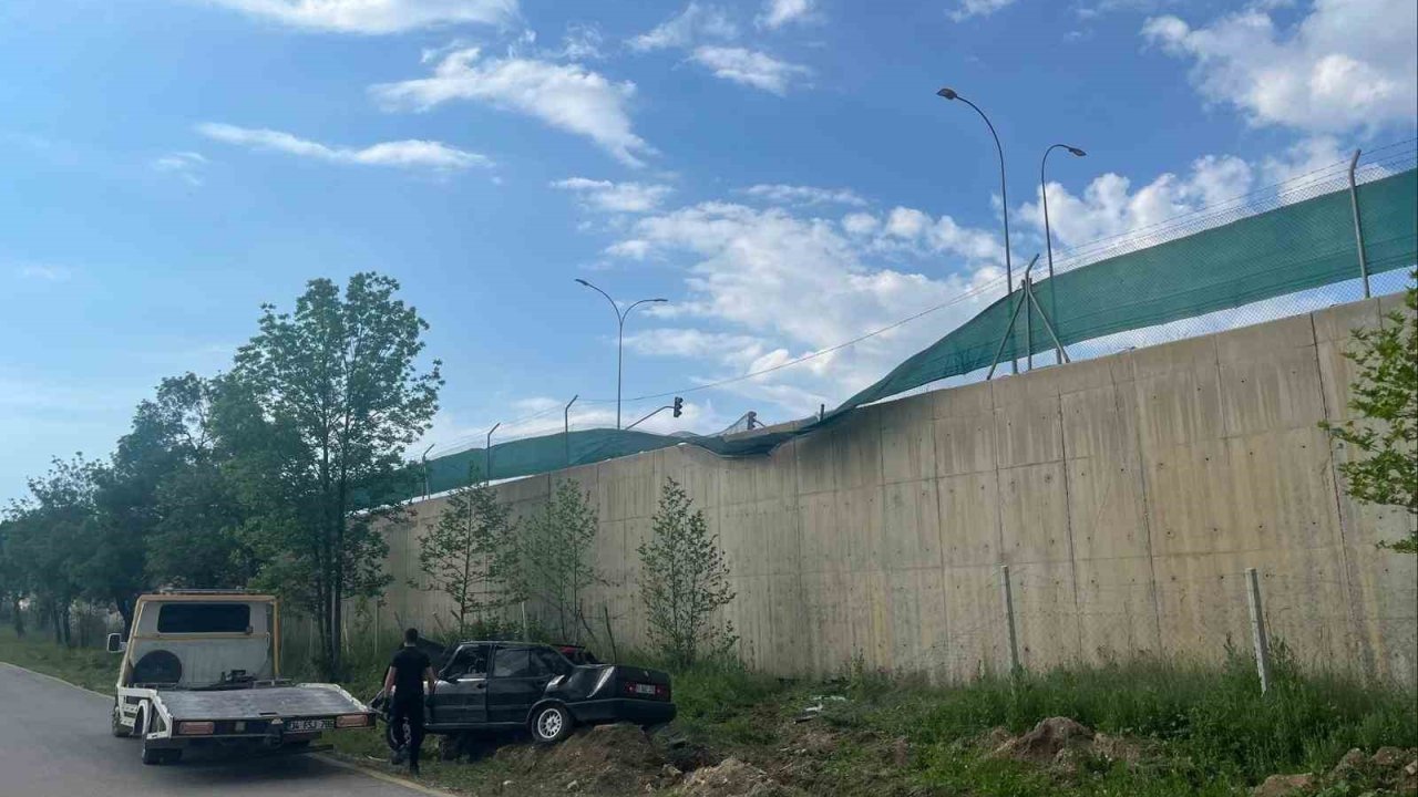 Alkollü sürücünün kullandığı araç askeri birliğin bahçesine uçtu