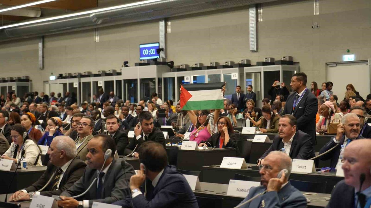 ILO Konferansı’nda Filistin’in ILO’ya geçici üyeliğinin iptalini isteyen İsrailli diplomata protesto