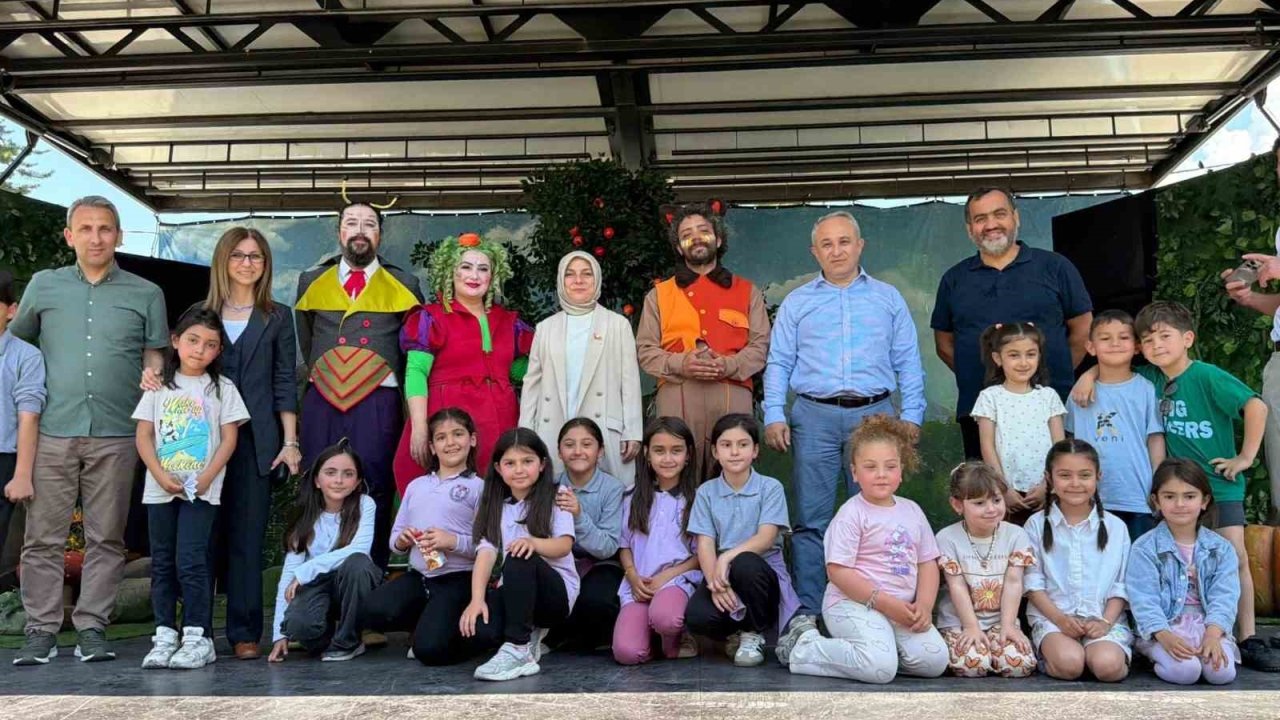 Kamyon tiyatrosu Gümüşova ve Gölyaka’da çocuklarla buluştu