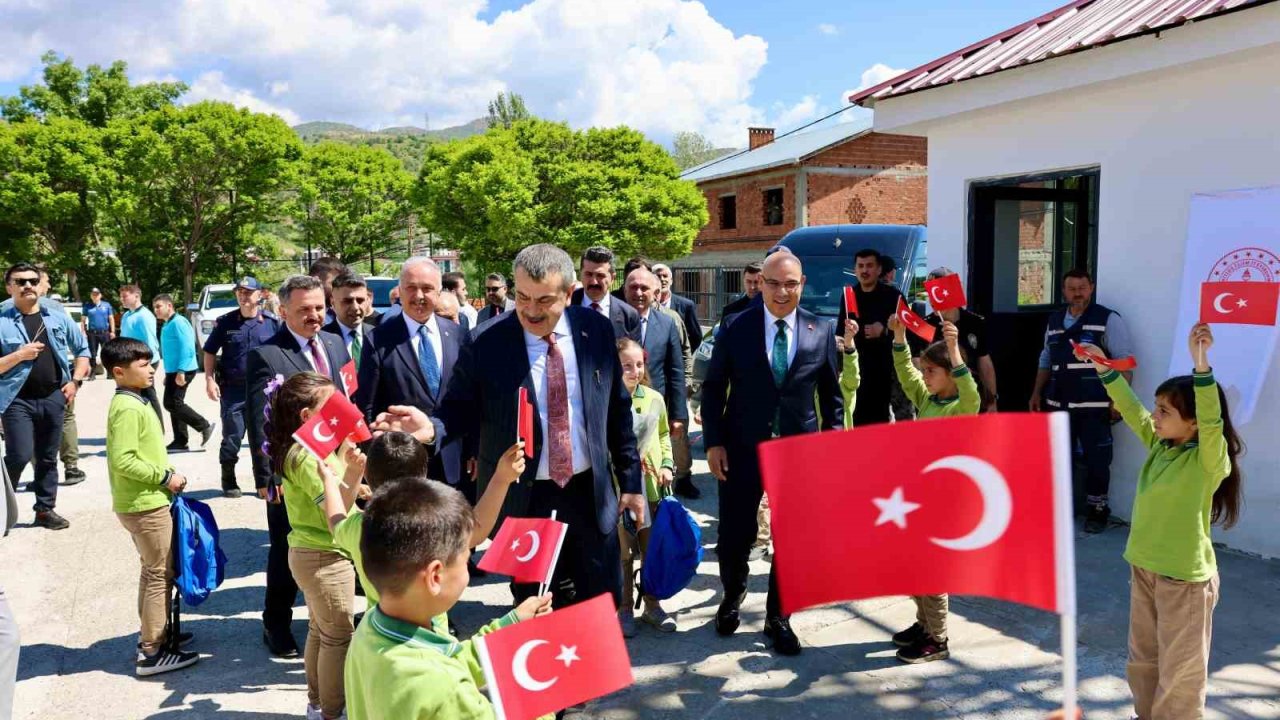 Bakan Yusuf Tekin Giresun’da hayırsever desteğiyle yapılan okul ve camiyi hizmete açtı