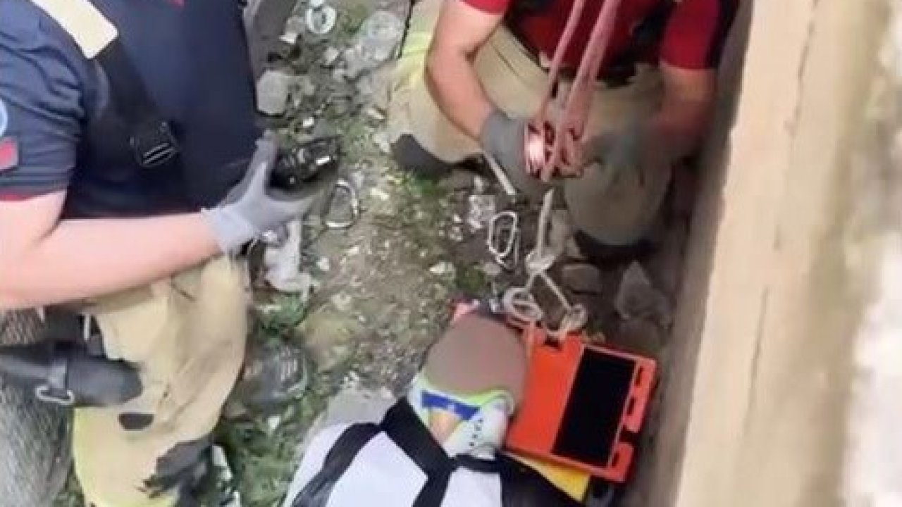 Zeytinburnu’nda 5 metre yükseklikten boşluğa düşen şahsın kurtarılma anı kameraya yansıdı