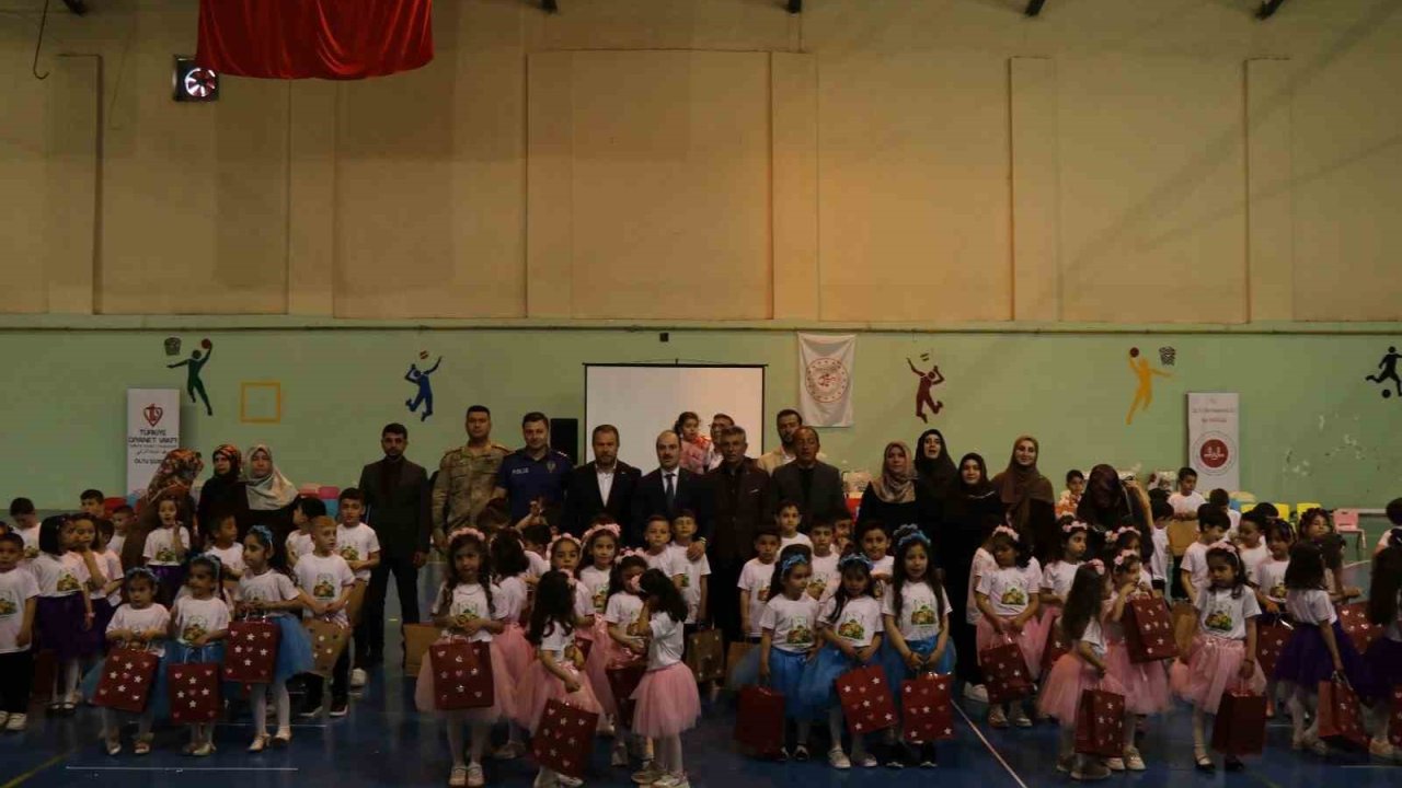 Oltu’da 4-6 yaş Kur’an kursu öğrencilerinden yılsonu programı coşkusu