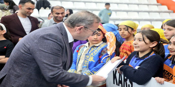 Kars Valisi Ziya Polat, Halk Oyunları Şenliği Kapanış Törenine Katıldı
