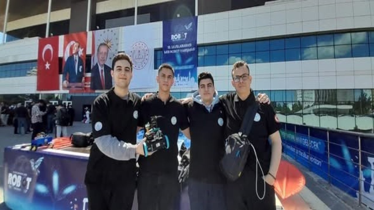 Burhaniyeli öğrencilerden robot yarışmasında önemli başarı