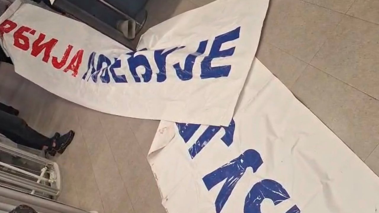 Karadağ, AB Zirvesi öncesi charter uçuşla ülkeye gelen 87 Sırbistan vatandaşını Sırbistan’a geri gönderdi