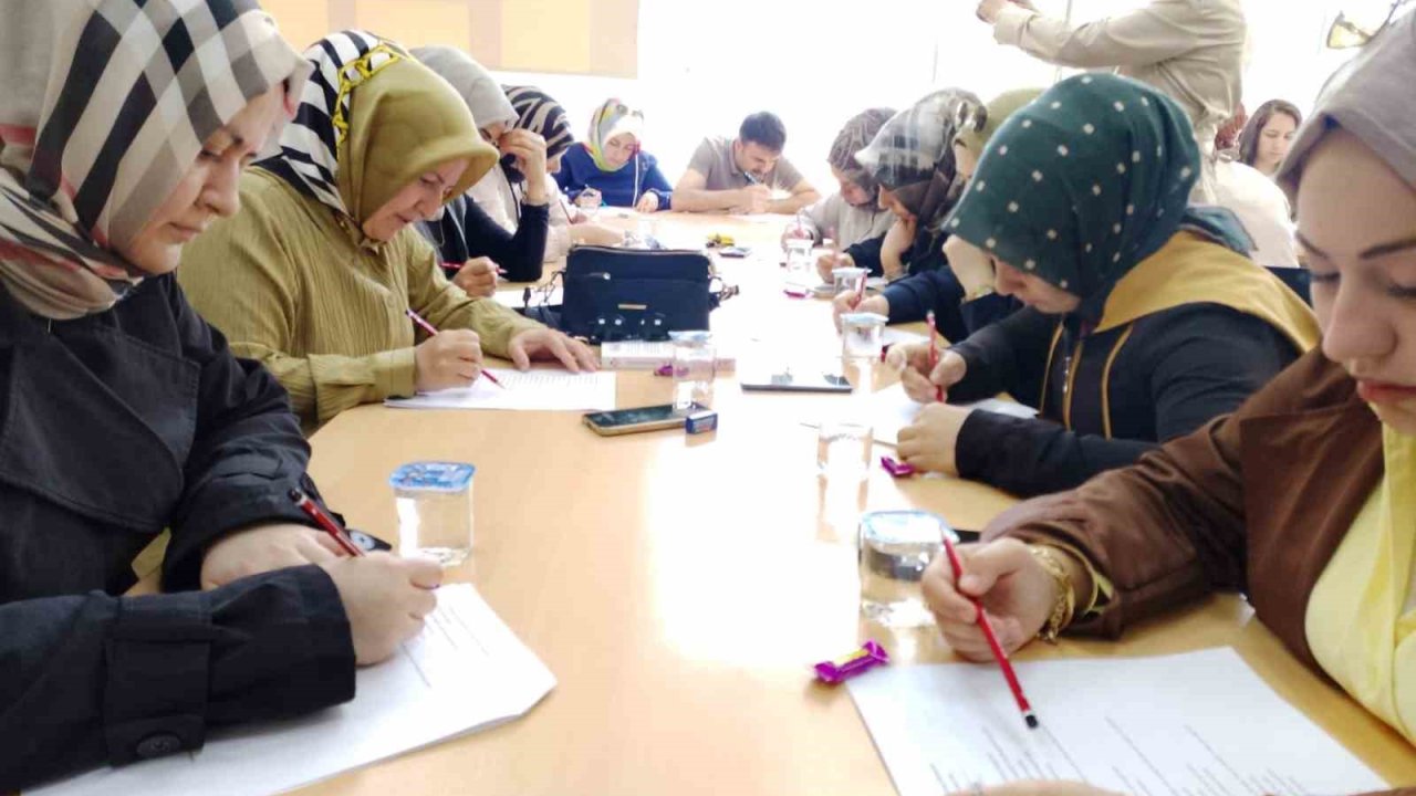 Veliler sınav sıralarına çocukları için oturdu