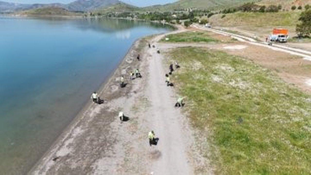 Hazar Gölü’nde dev temizlik 12 ton atık toplandı