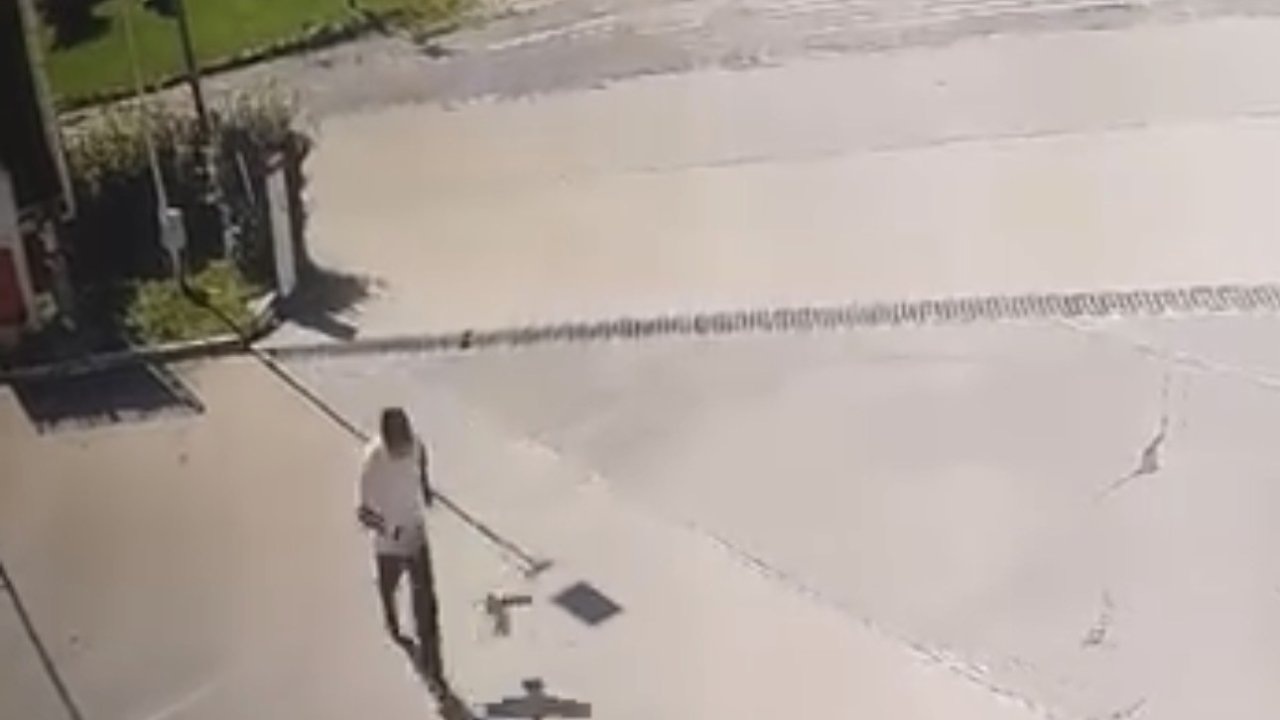 Kargadan kaçarken taklalar attı, o anlar kamerada