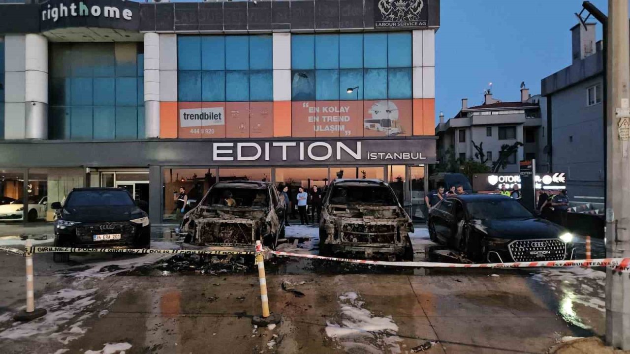 Bakırköy’de 50 milyon TL değerinde 4 otomobil alevlere teslim oldu