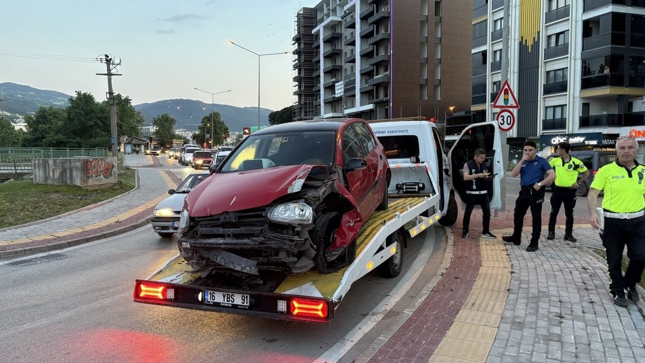 Kontrolden çıkan araç tabelaya çarptı: Sürücü yaralandı