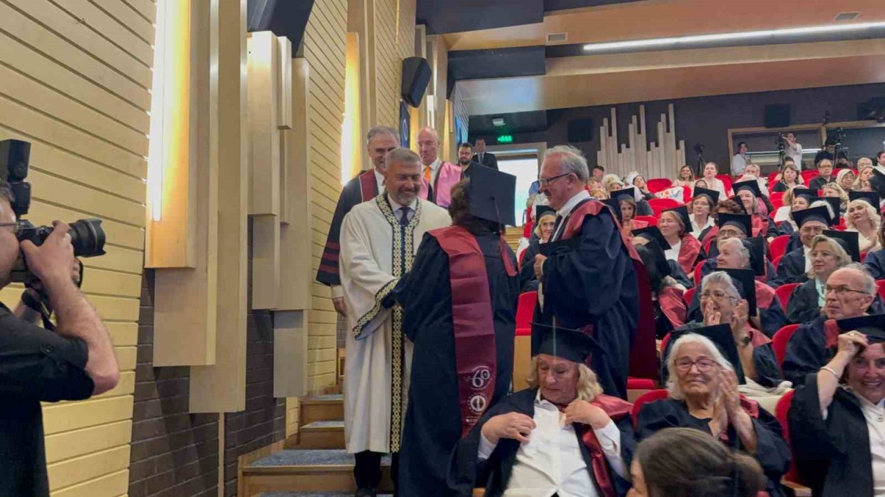 6 farklı ilde görev yapmış emekli emniyet müdürü, 65 yaşında tekrardan üniversiteden mezun oldu