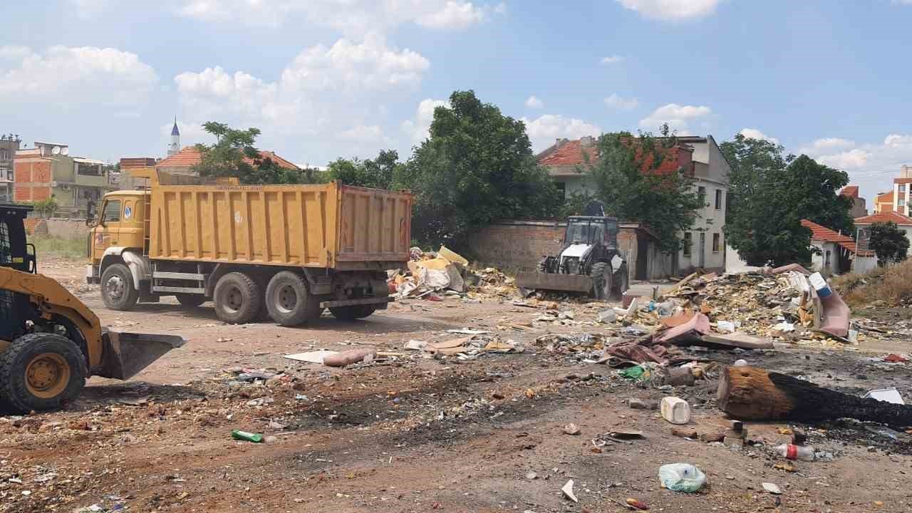 Yunusemre’de boş arazilere usulsüz dökülen 8 kamyon atık toplandı