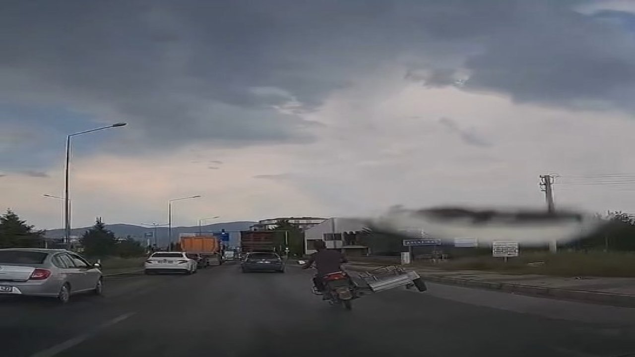 Elazığ’da motosiklet sürücüsünden tehlikeli yolculuk