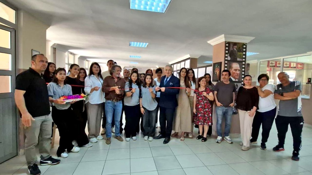 Çeşme Atatürk Anadolu Lisesi’nden "Renklerin Fısıltısı" resim sergisi