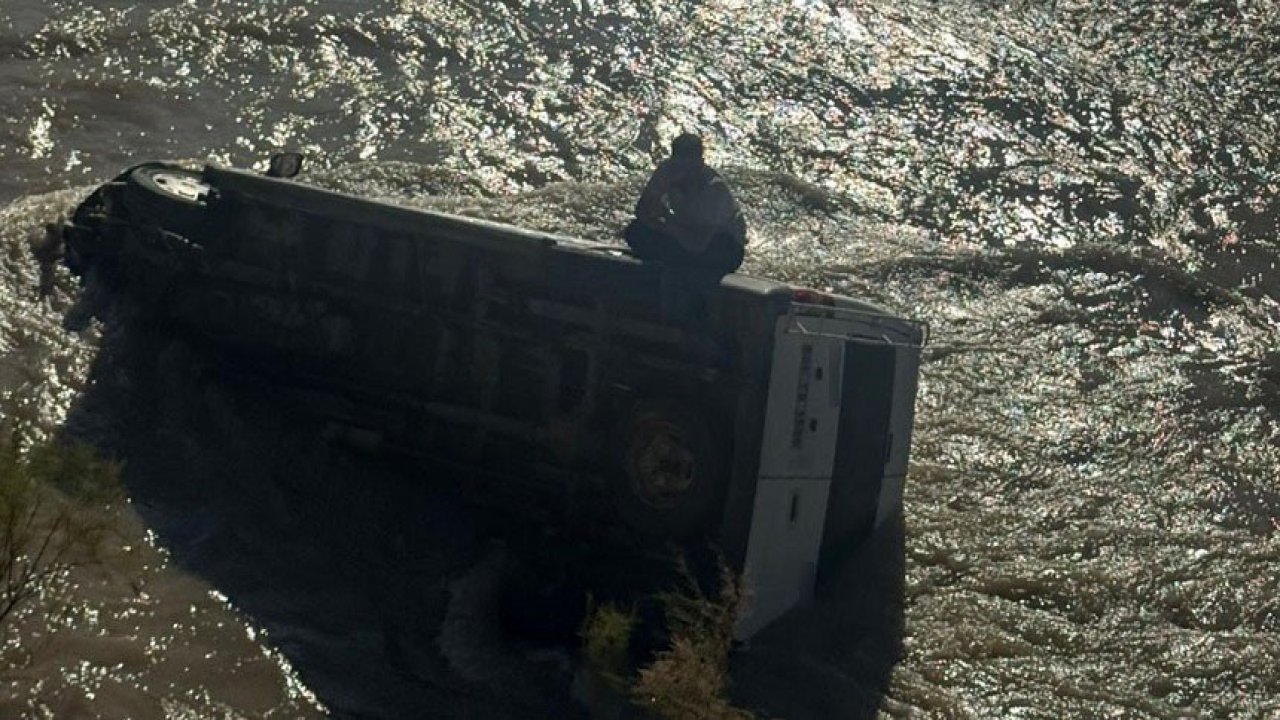 Minibüsüyle Zap Suyu’na uçan sürücü, geceyi aracının üzerinde geçirdi
