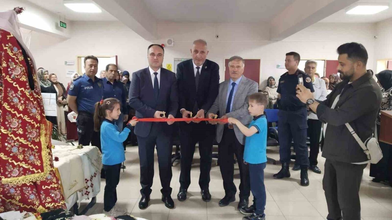 Aslanapa’da yılsonu sergisi açıldı