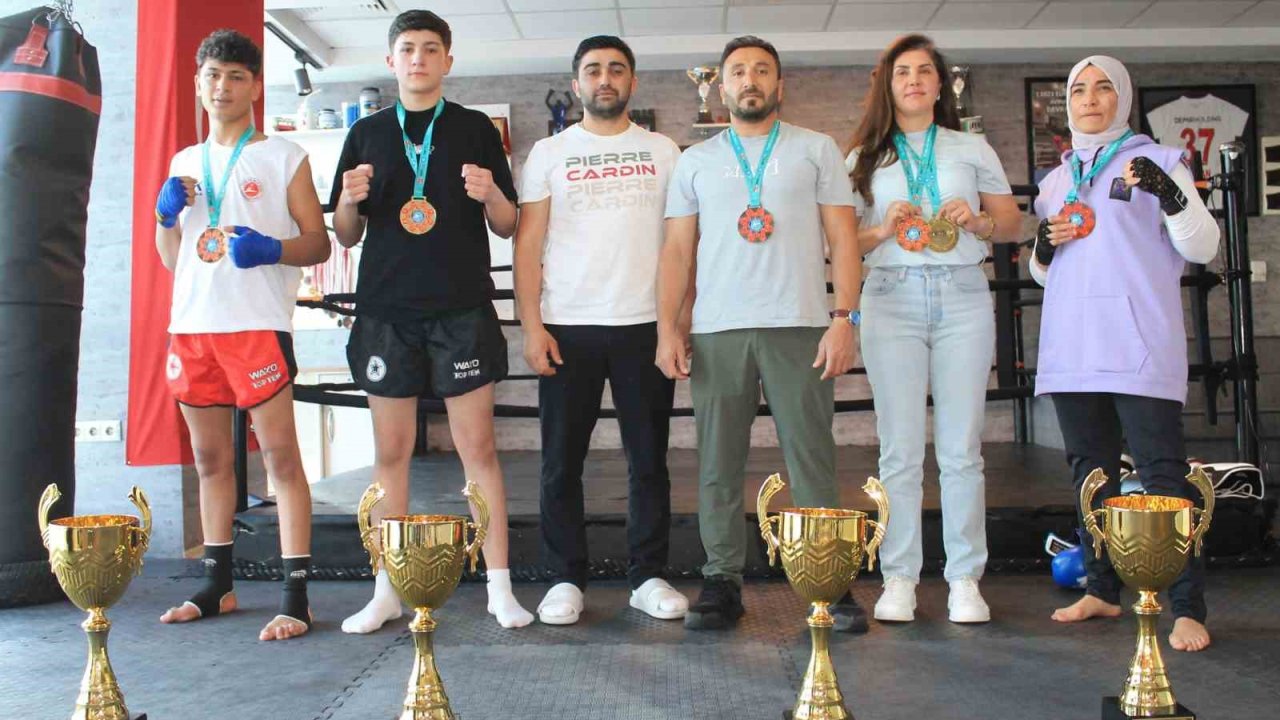 Sivaslı kick boksçular, Dünya Kupası’na damga vurdu