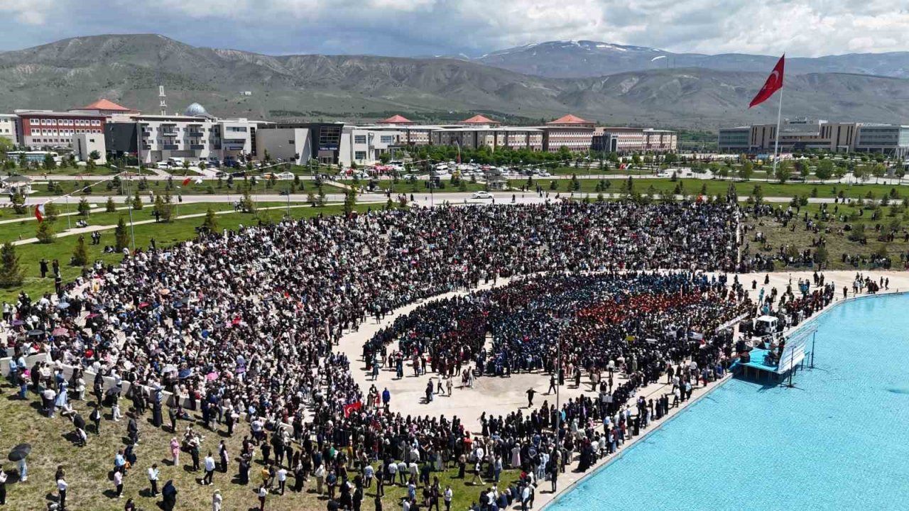 EBYÜ’de 3 bin 150 öğrenci mezuniyet sevinci yaşadı