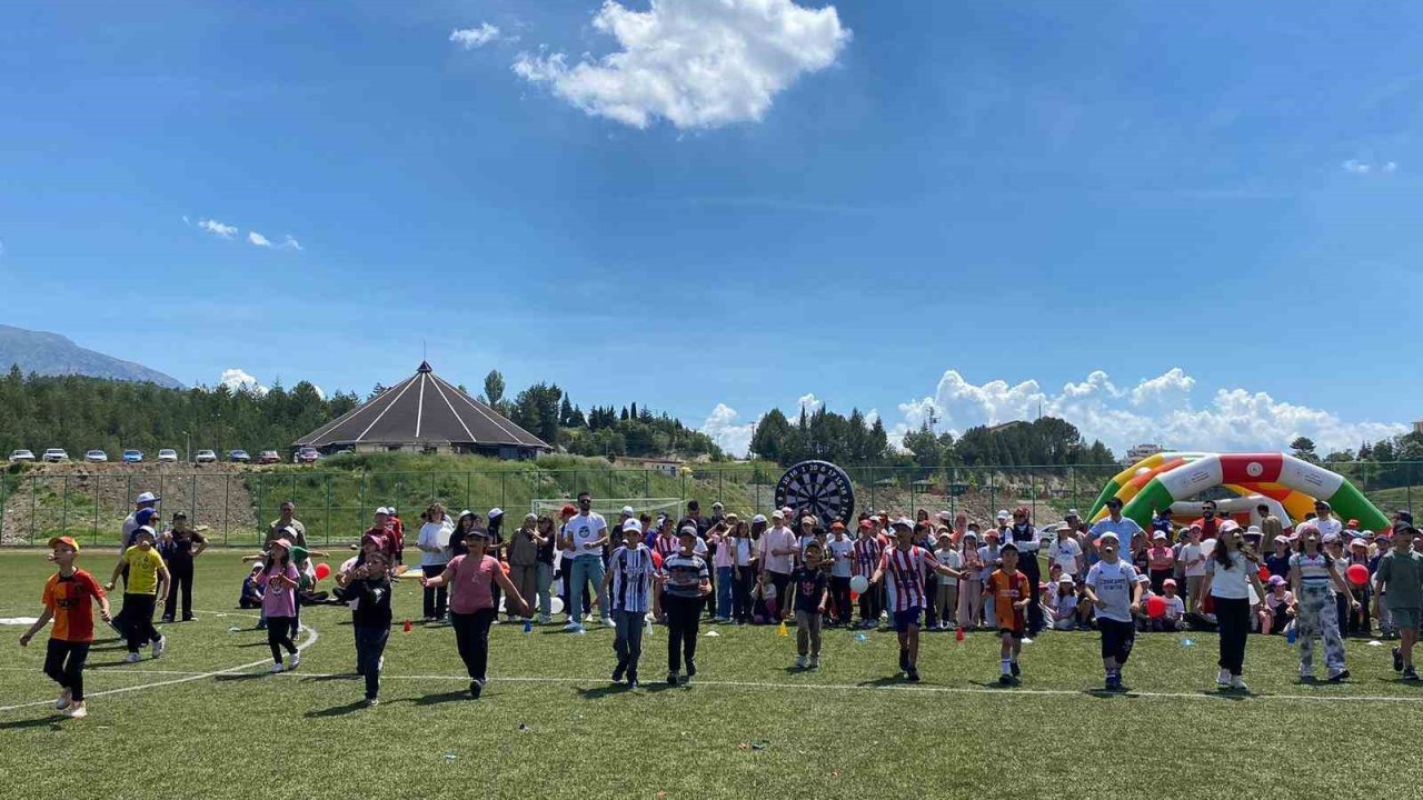Şaphane’de çocuk oyunları ve uçurtma şenliği coşkusu