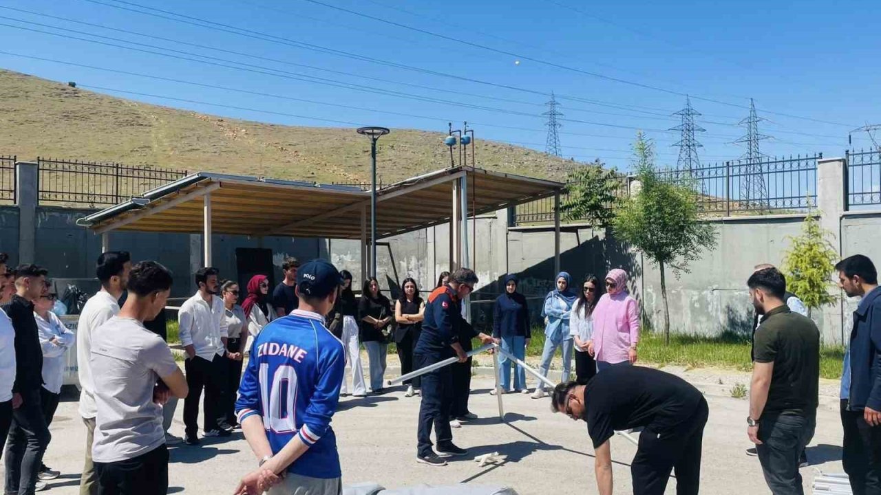 Elazığ’da öğrencilere çadır kurma ve yangın eğitimi