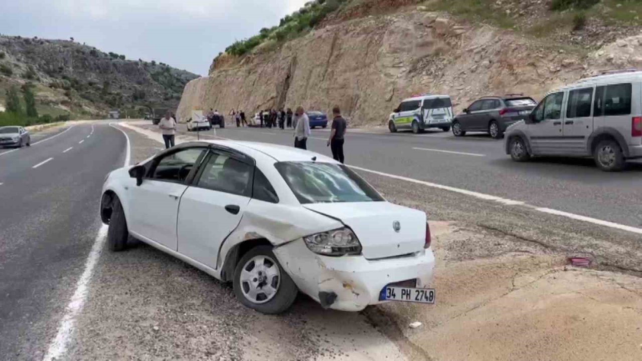 Besni’de otomobiller çarpıştı: 2 yaralı