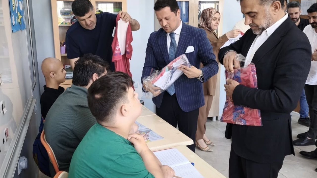 Mardin TSO Başkan adayı Duyan’dan özel eğitim öğrencilerine forma hediyesi
