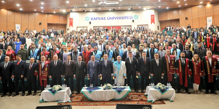 Kafkas Üniversitesi Yeni Mezunlarını Uğurladı