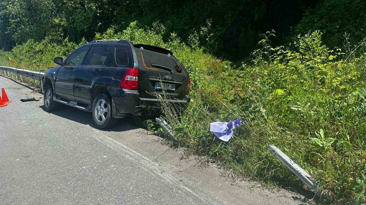 Bariyer aracın motoruna saplandı: 1 yaralı