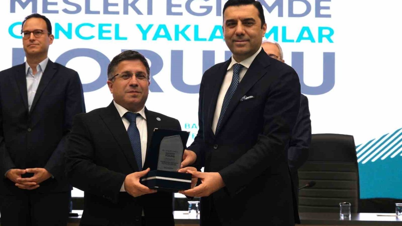 Balıkesirli iş insanları "Mesleki Eğitimde Üniversite-Sanayi İş Birliği" panelinde öğrencilerle buluştu