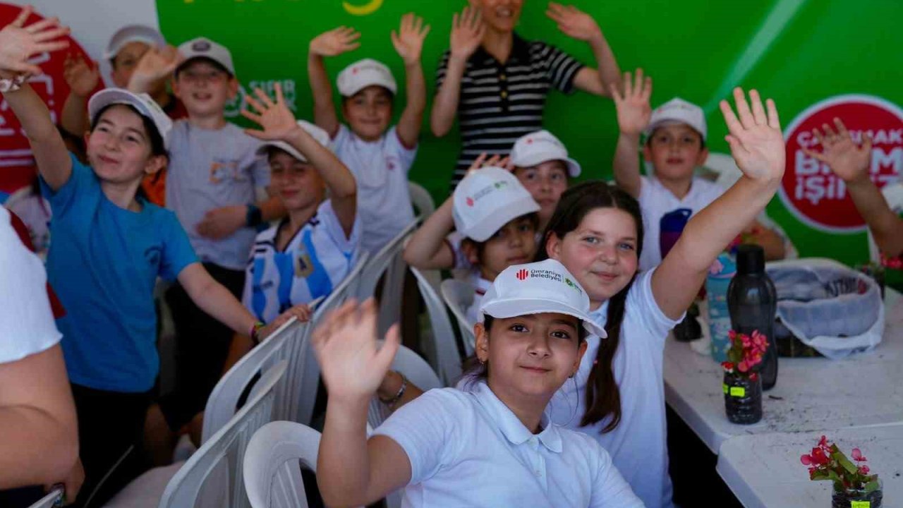Ümraniye’de anlamlı çevre şöleni: Atıklar eserlere dönüştü, çocuklar gelecek için çiçek ekti