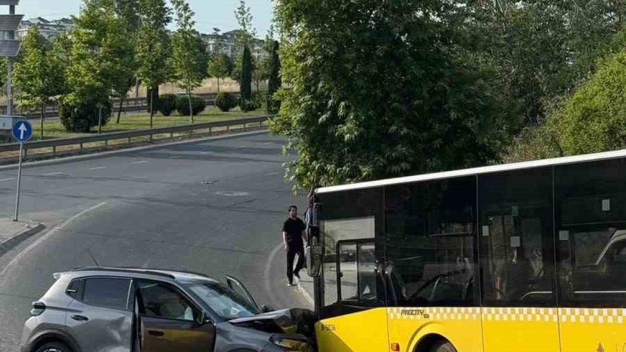 Motosiklete çarpmamak için manevra yapınca karşı şeride geçip otobüse çarptı: 1 yaralı
